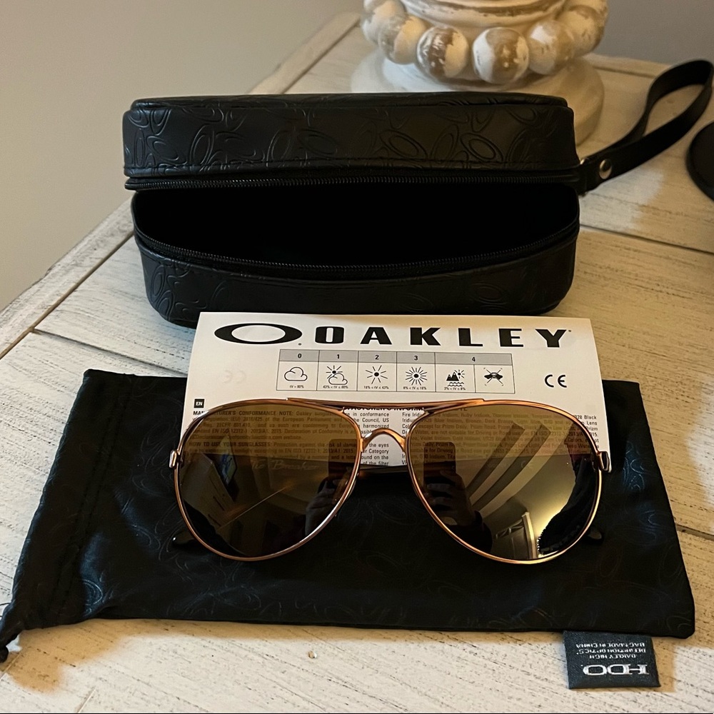Oakley “tie breaker” rose gold and tortoise shell women’s sunglasses 😎